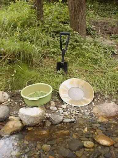 Matériel d'orpaillage sur un placer du Salat